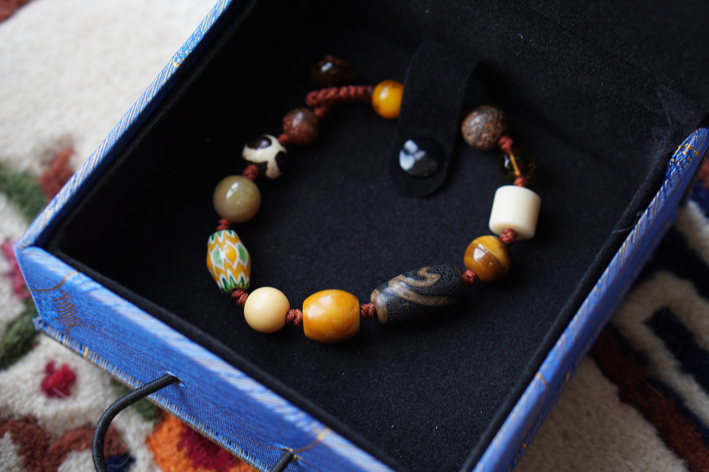 Pulsera tejida de múltiples piedras preciosas tibetanas: ágata roja, coral y ámbar para la buena fortuna