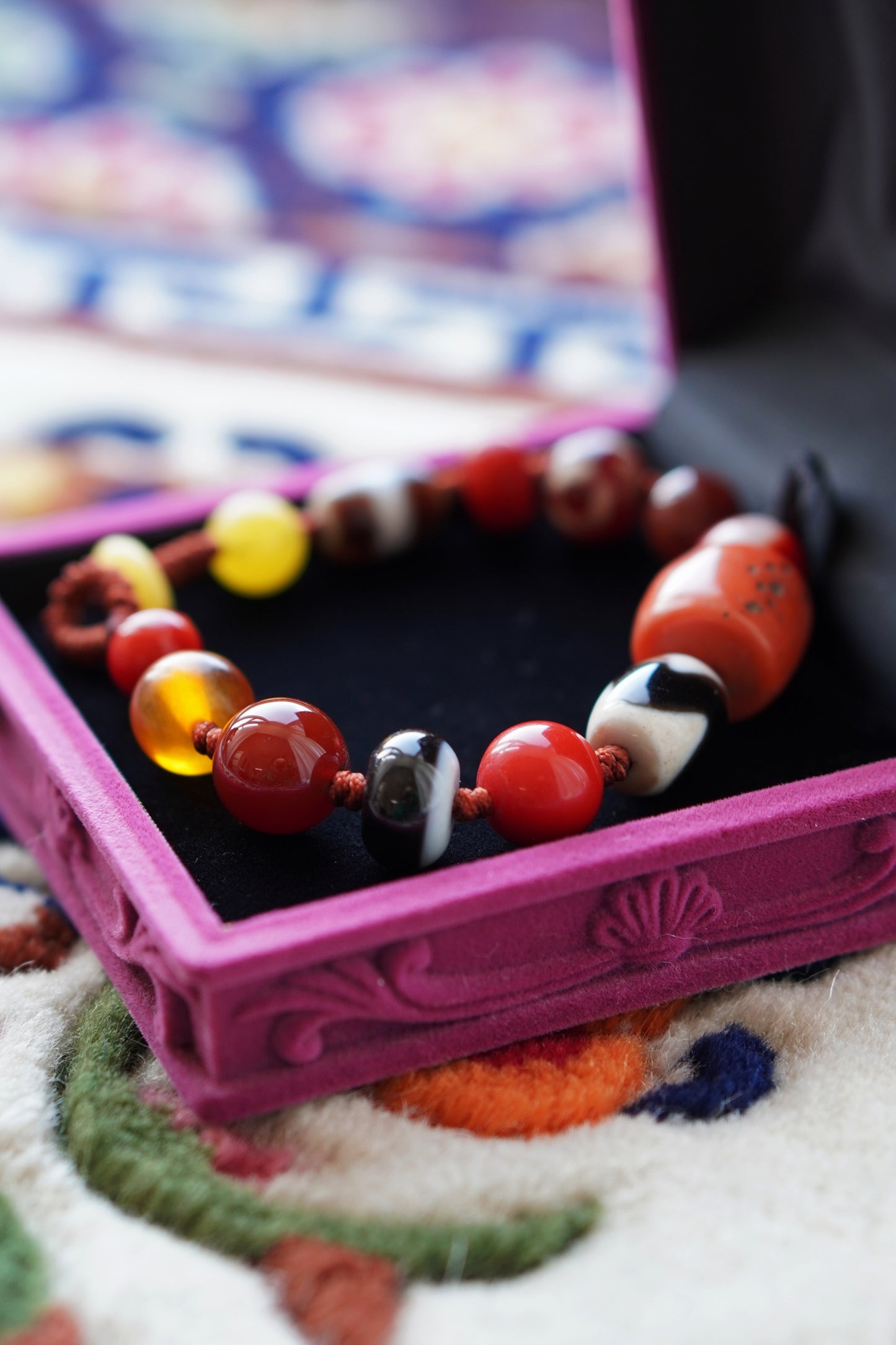 Pulsera tejida de múltiples piedras preciosas tibetanas: ágata roja, coral y ámbar para la buena fortuna