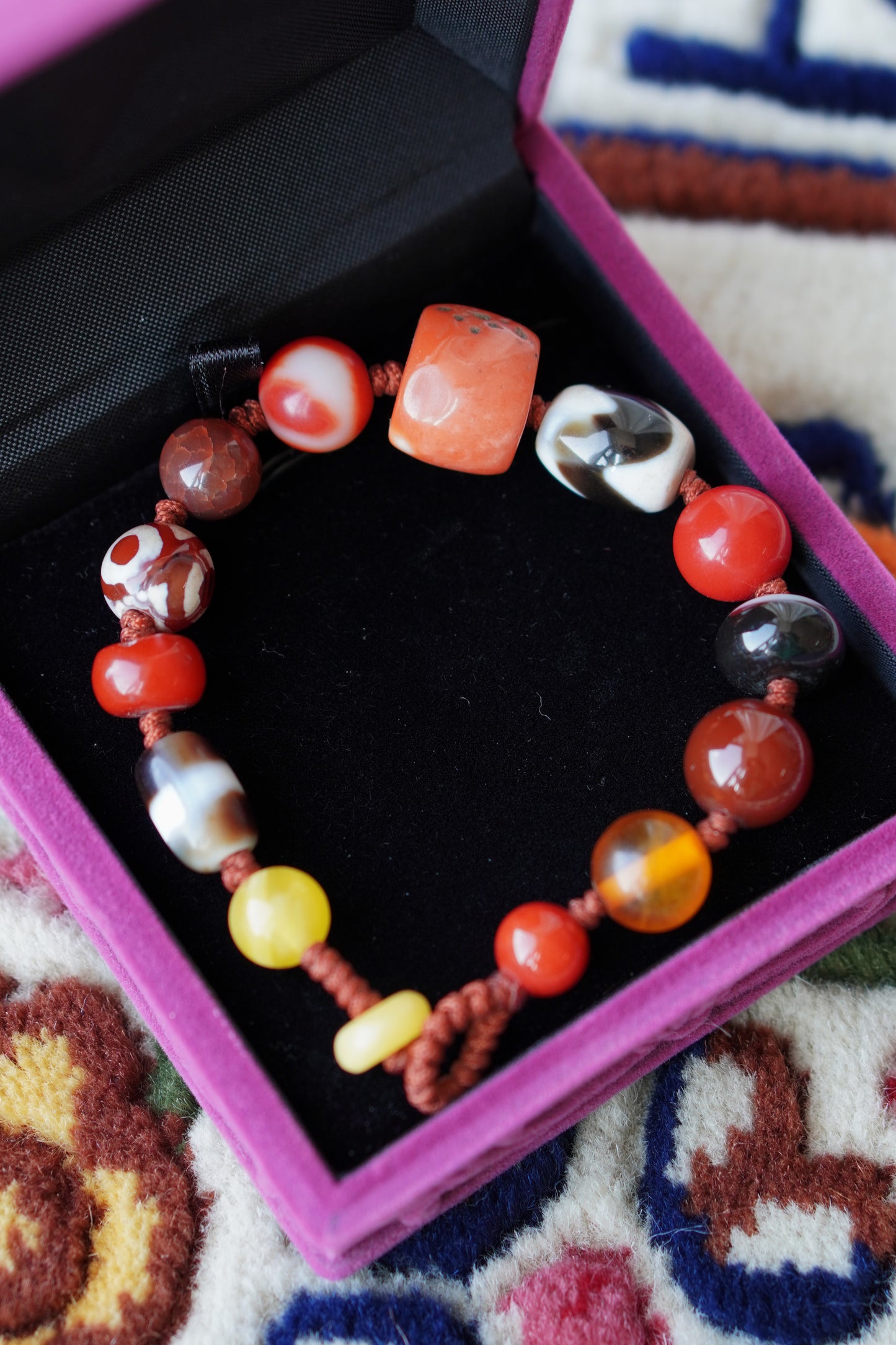 Pulsera tejida de múltiples piedras preciosas tibetanas: ágata roja, coral y ámbar para la buena fortuna