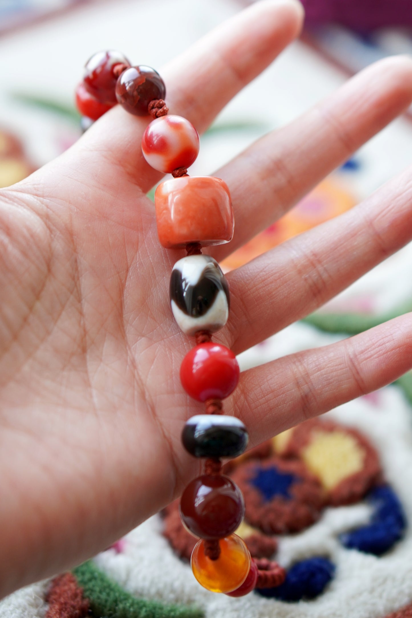 Pulsera tejida de múltiples piedras preciosas tibetanas: ágata roja, coral y ámbar para la buena fortuna