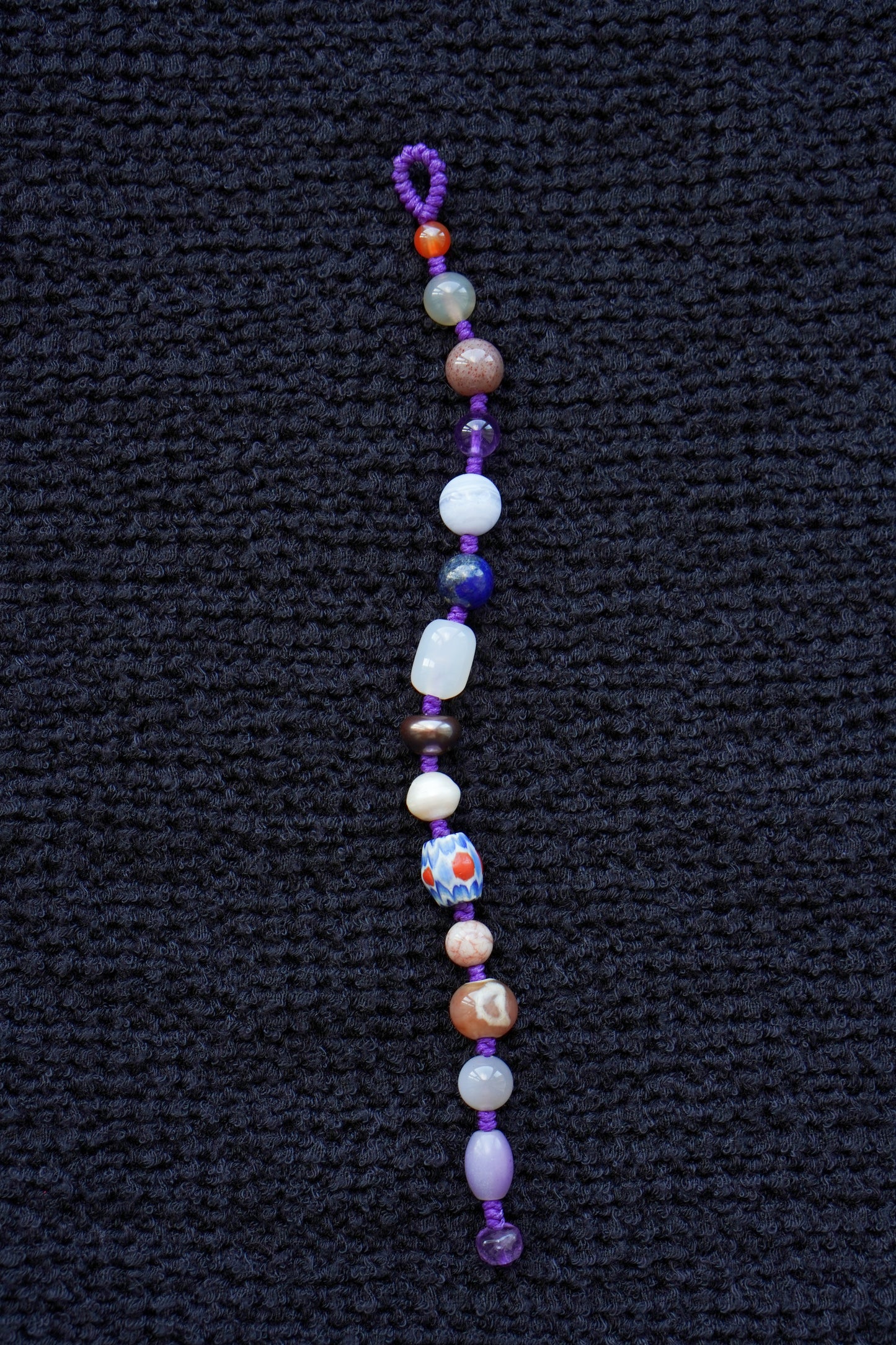 Pulsera artesanal Gemstone Treasures con cuentas de ágata, jade, cuarzo y dzi