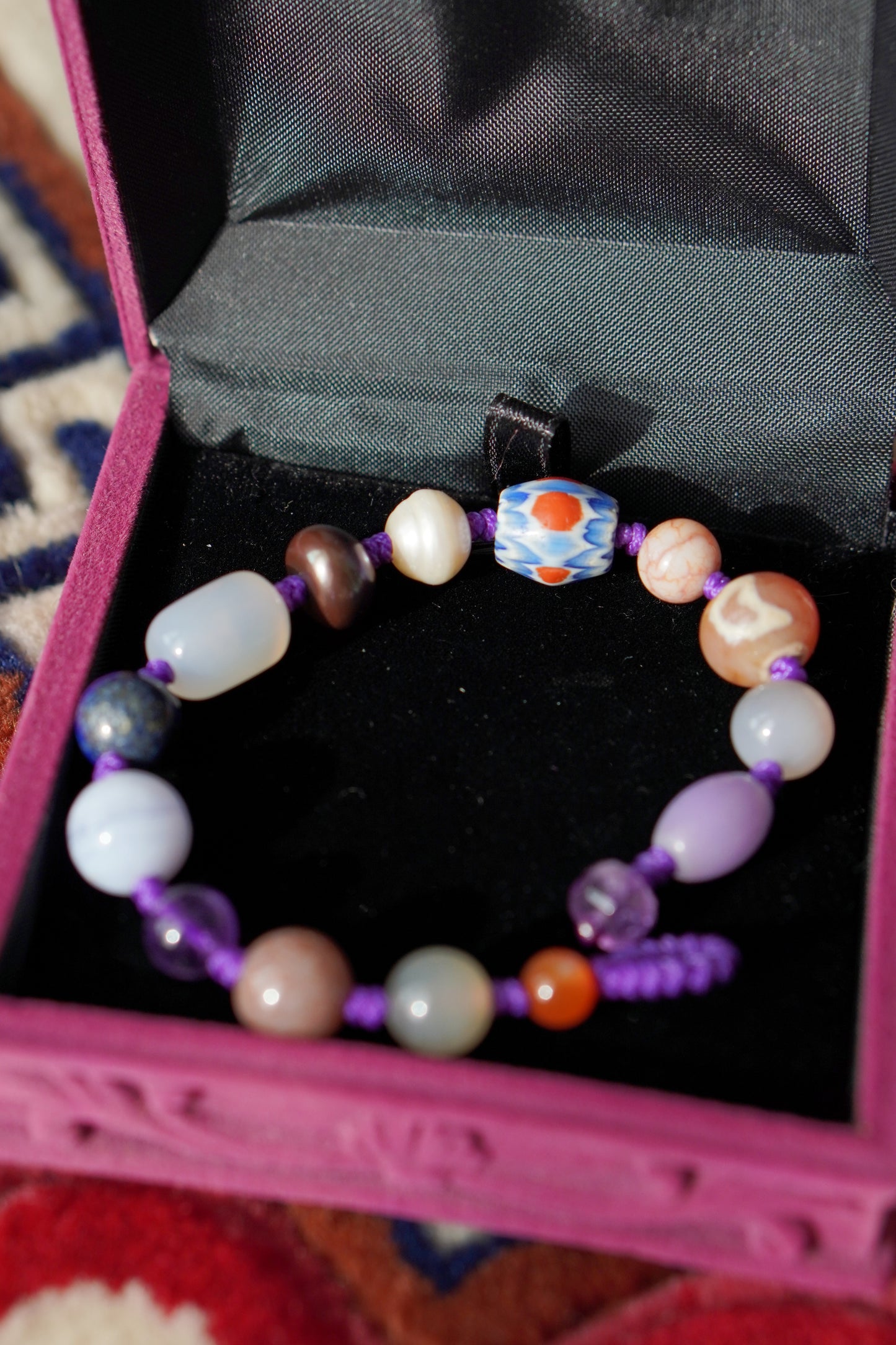 Pulsera artesanal Gemstone Treasures con cuentas de ágata, jade, cuarzo y dzi