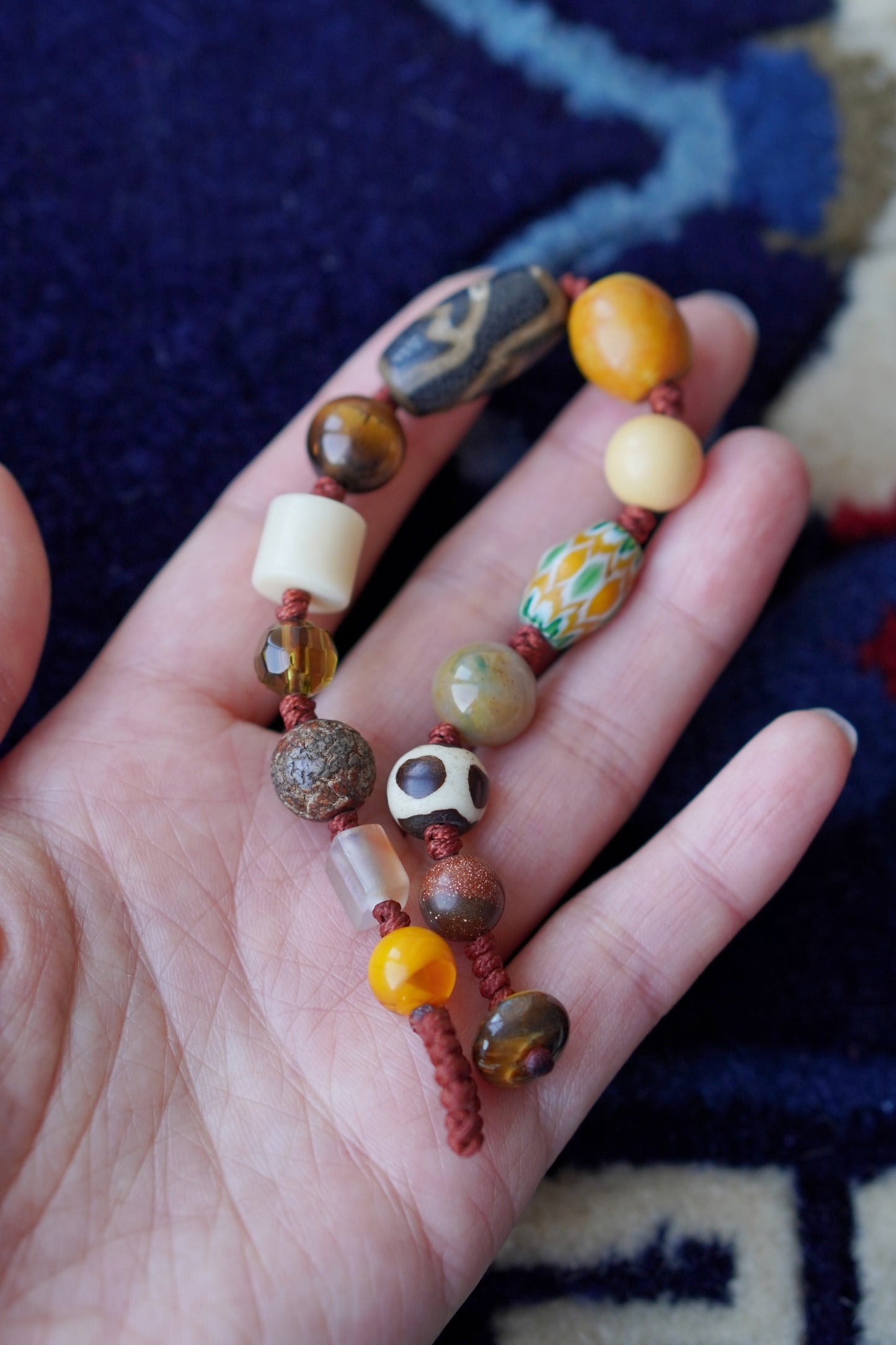 Pulsera tejida de múltiples piedras preciosas tibetanas: ágata roja, coral y ámbar para la buena fortuna