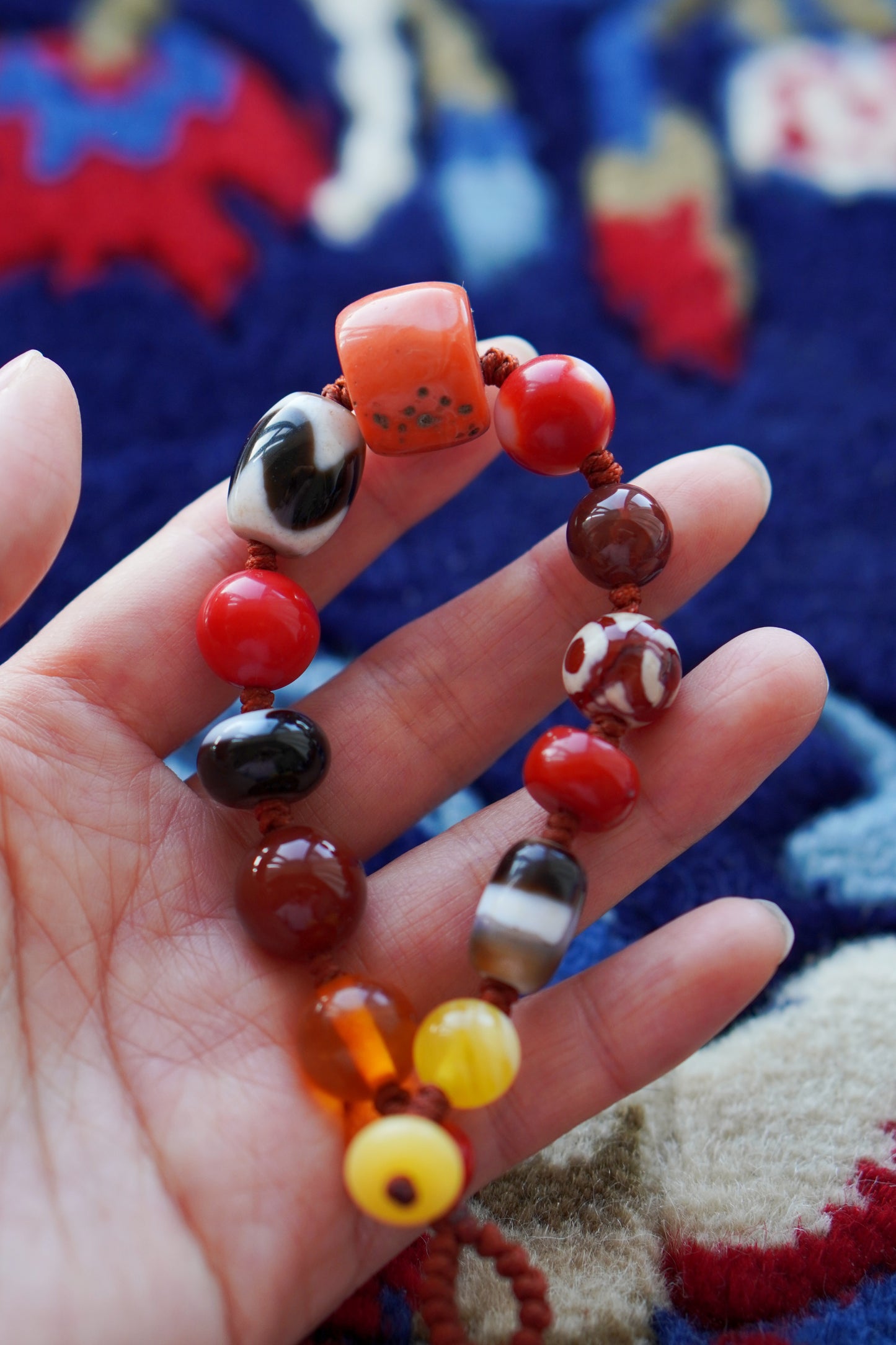 Pulsera tejida de múltiples piedras preciosas tibetanas: ágata roja, coral y ámbar para la buena fortuna