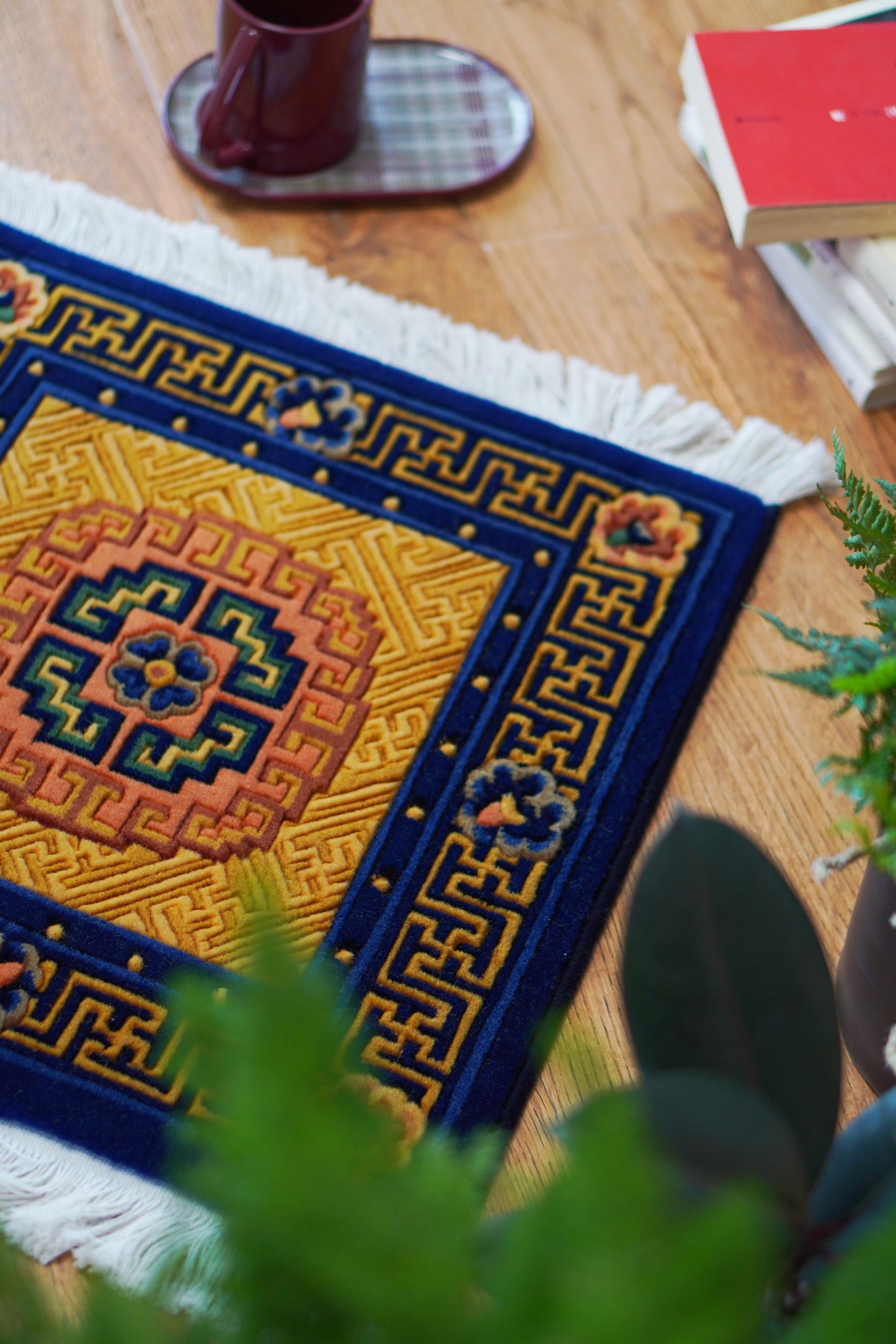 Traditioneller chinesischer dunkelblauer quadratischer Wollteppich / Bodenmatte / Sitzkissen / Dekorative Decke mit perleninspiriertem geometrischem Rand