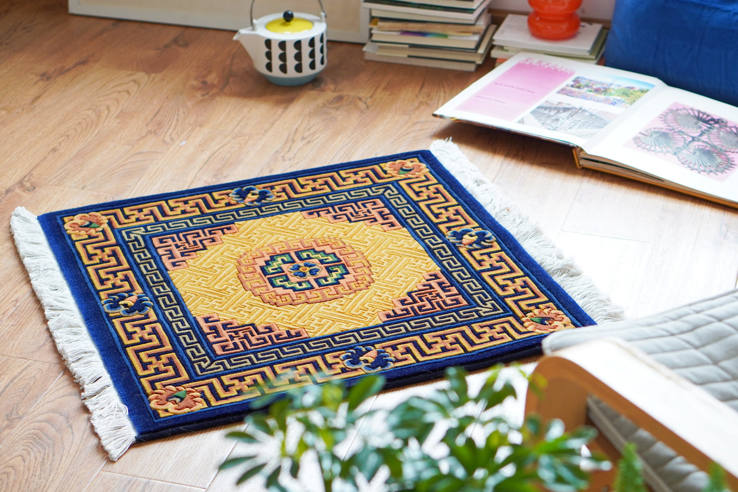 Traditioneller chinesischer dunkelblauer quadratischer Wollteppich / Bodenmatte / Sitzkissen / Dekorative Decke mit perleninspiriertem geometrischem Rand