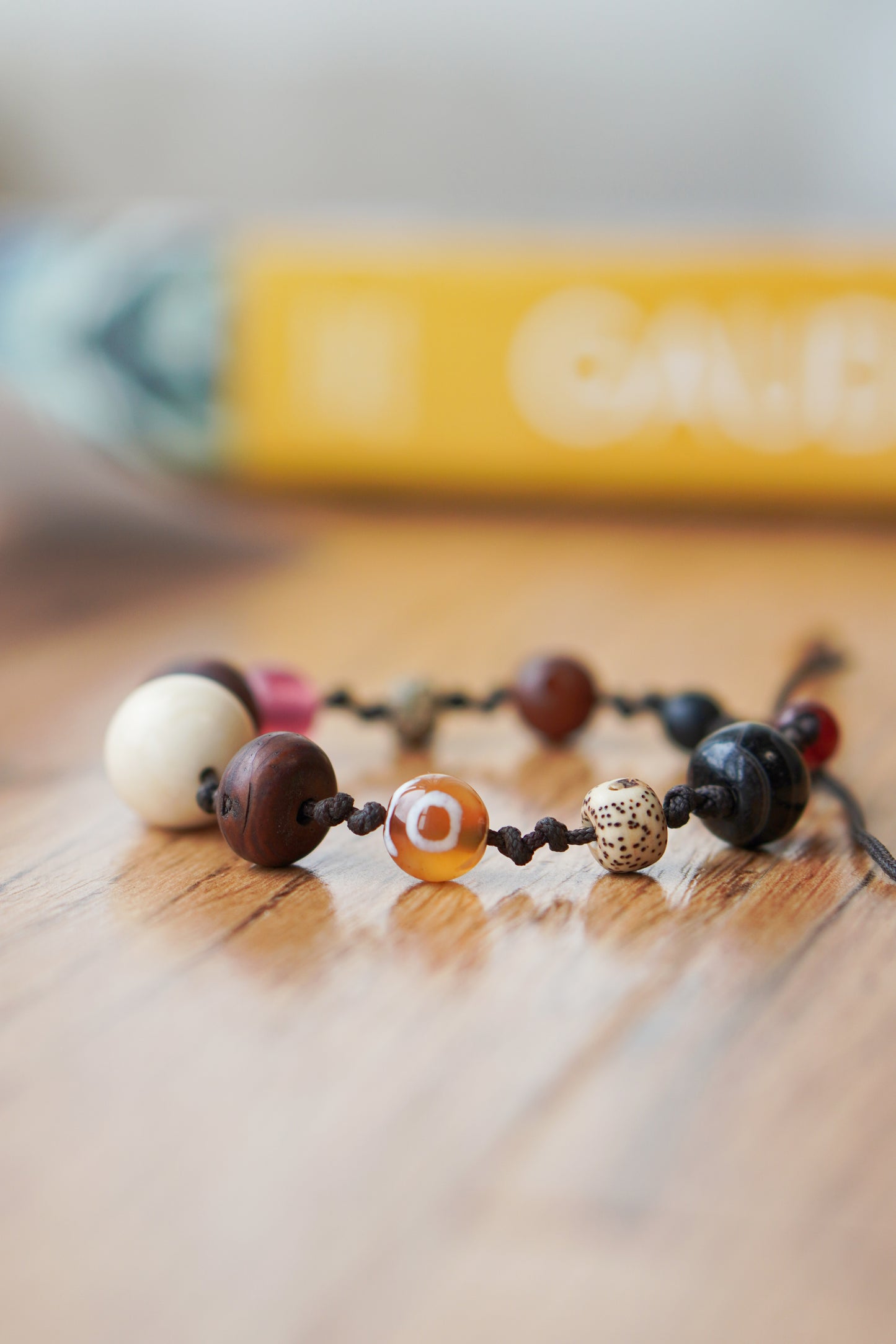 Pulsera tejida con múltiples piedras preciosas tibetanas, semillas de bodhi, cuentas dzi y ágata