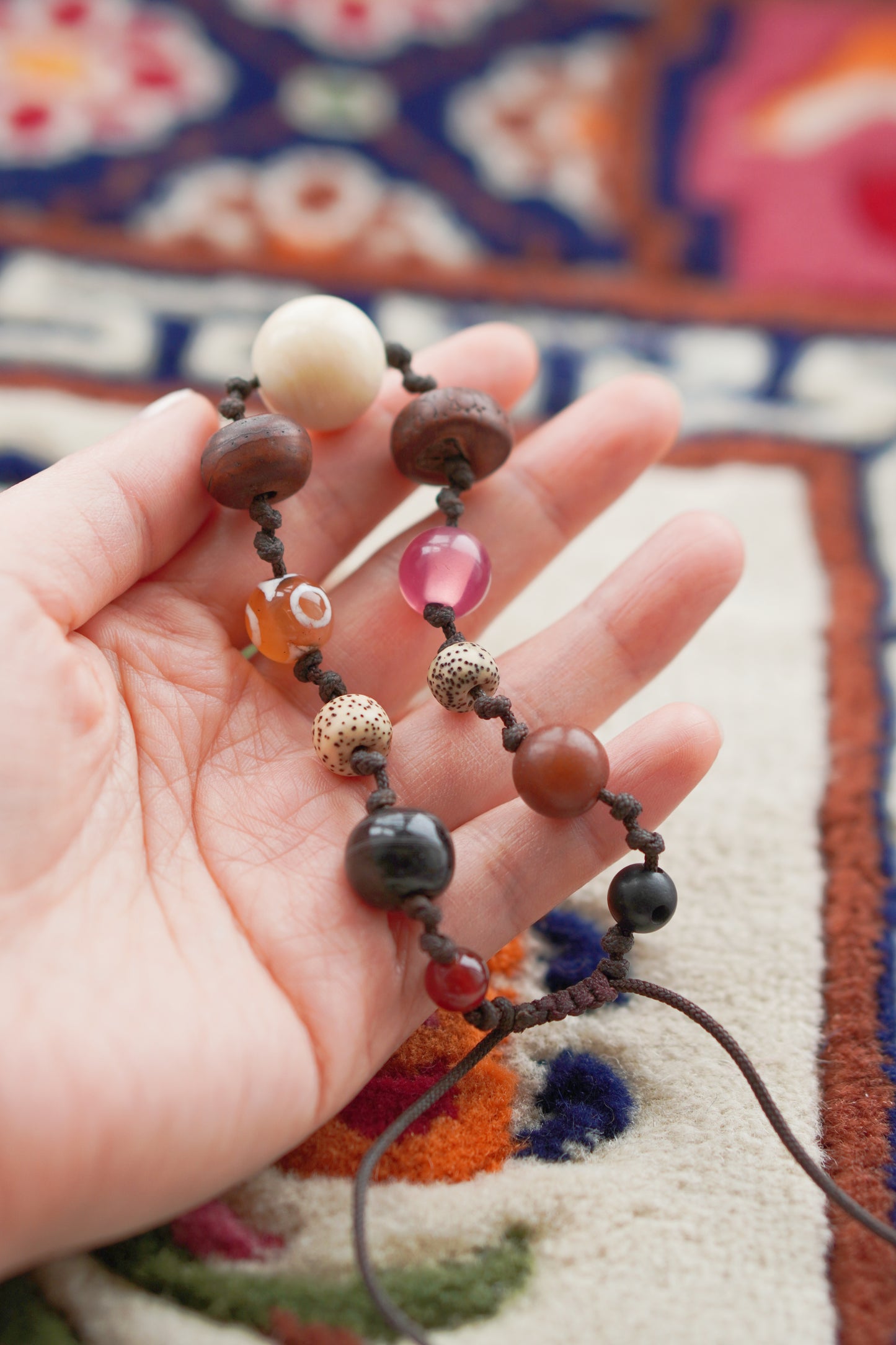 Pulsera tejida con múltiples piedras preciosas tibetanas, semillas de bodhi, cuentas dzi y ágata