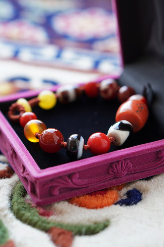 Pulsera tejida de múltiples piedras preciosas tibetanas: ágata roja, coral y ámbar para la buena fortuna