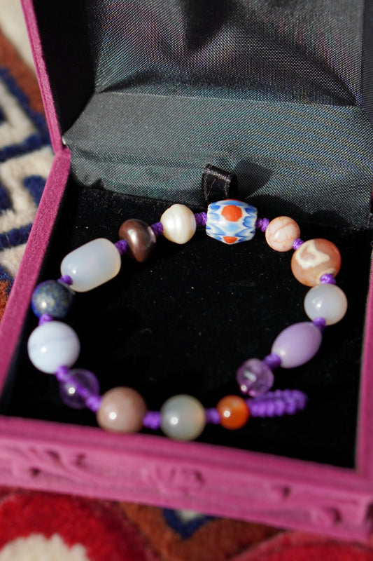 Pulsera artesanal Gemstone Treasures con cuentas de ágata, jade, cuarzo y dzi