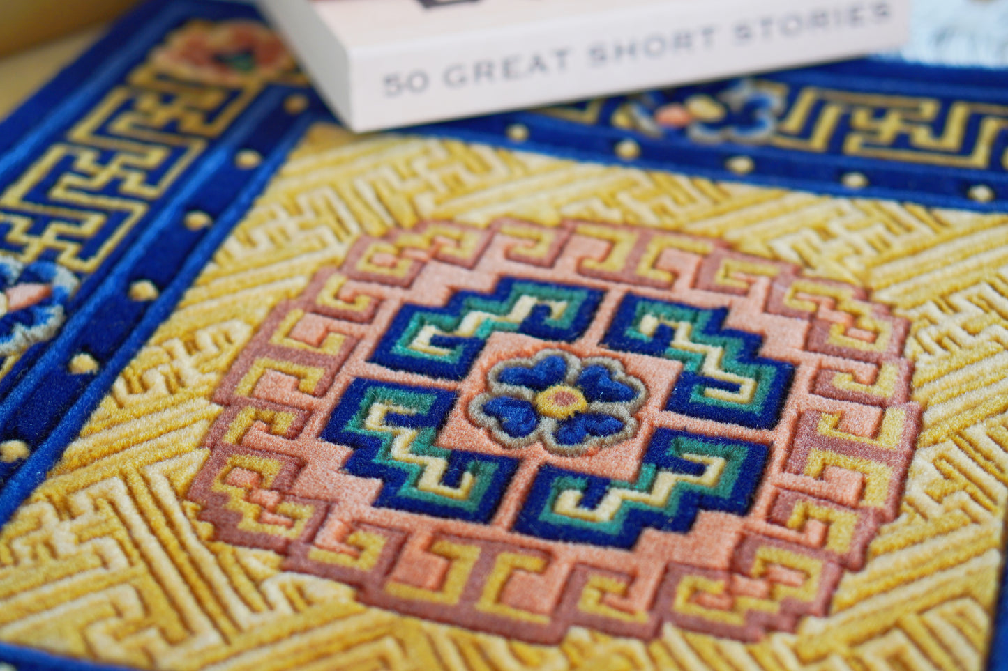 Traditioneller chinesischer dunkelblauer quadratischer Wollteppich / Bodenmatte / Sitzkissen / Dekorative Decke mit perleninspiriertem geometrischem Rand