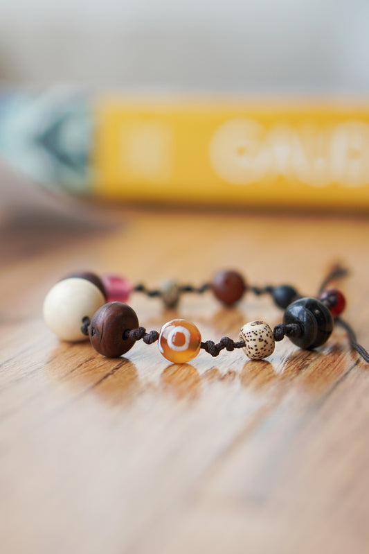 Pulsera tejida con múltiples piedras preciosas tibetanas, semillas de bodhi, cuentas dzi y ágata